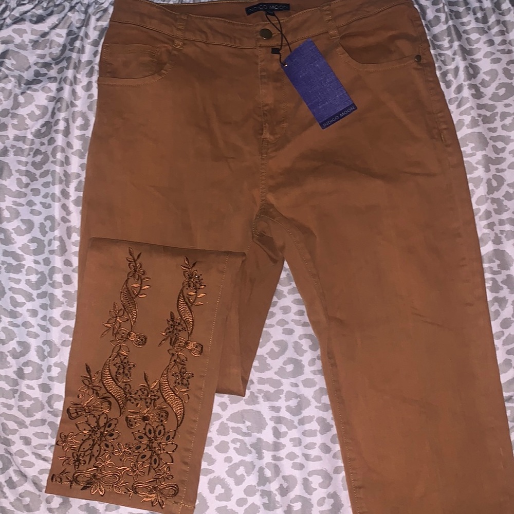 Beautiful pair of indigo moon skinny jeans in a very attractive fall brown.